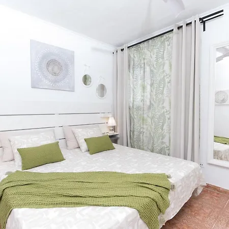 Sea View 2 Bedrooms In With Aircon Lägenhet