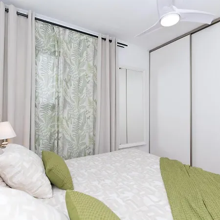 Sea View, Newly Renovated, 2 Bedrooms In Apartment